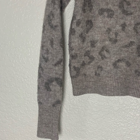 Abercrombie & Fitch | Like new animal print pullover sweater size xxs - Picture 4 of 7